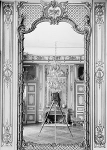 Fotografía de un espejo en el Chateau de Versailles con el reflejo de la cámara de Giraudon, c.1890